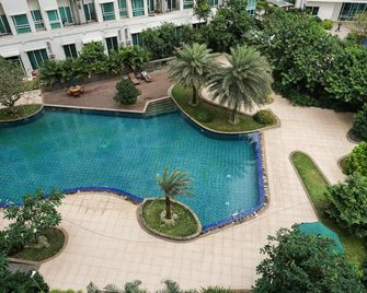 Fully Furnished Apartment With Comfortab - Jakarta - Bể bơi