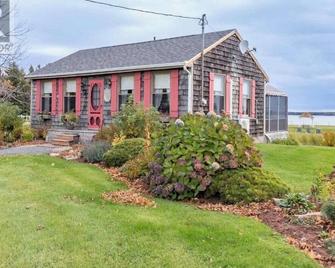 Experience tranquility by the sea, Magnificent views, Romantic charm. - Montague - Edificio