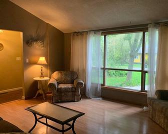 Cozy house in the quiet beach town of Bright's Grove. - Sarnia - Huiskamer