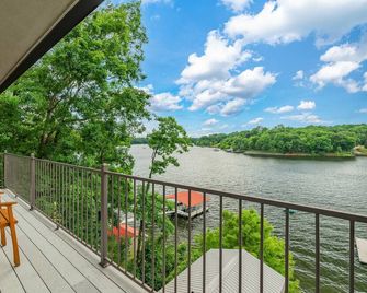 Expansive Retreat with Heated Pool & Gorgeous Views - Cullman - Balcony