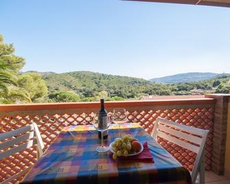 Residence La Valdana-Studio with swimming pool, tennis and parking 1km from the beach - Capoliveri - Balcone