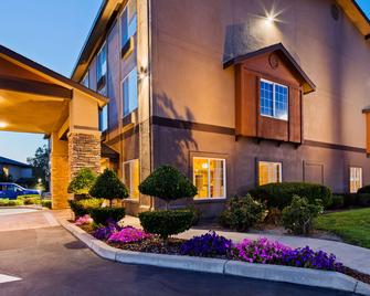 Best Western Plus Rama Inn & Suites - Oakdale - Building