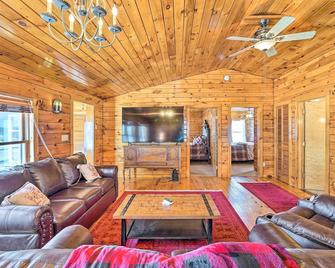 Bemus Point Retreat about 3 Mi to Chautauqua Lake - Bemus Point - Sala de estar