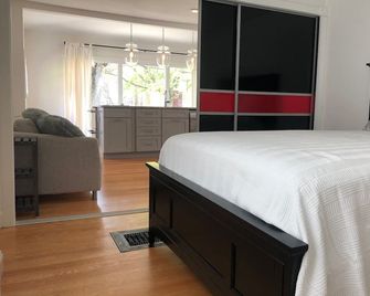 Modern and Unique Apt in the heart of the Village of Skaneateles 1 Bed/1 Bath - Skaneateles - Slaapkamer
