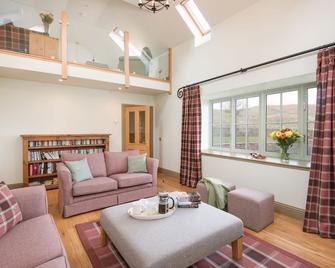 Beautifully Furnished Barn Conversion Near Galashiels With Hot Tub - Galashiels - Obývací pokoj