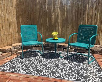 'Evelyn Mae' a charming 1974 vintage Coachman camper - Sweetwater - Innenhof