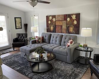 A Charming Home newly remodeled and furnished - Hermann - Living room