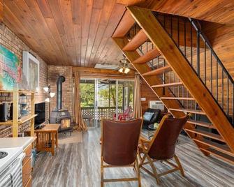 Cozy 2 bedroom 1.5 bath Lake House Cabin - Stevensville - Living room