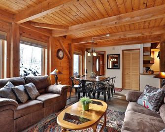 The Vermont Cabin - Large Home Sleeps 20 - Hot tub, views and location close to ski resort! - Killington - Living room