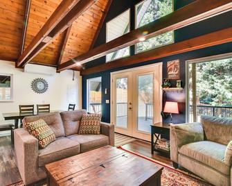 Rustic Cougar Cabin with Wood-Burning Fire Pit! - Cougar - Living room