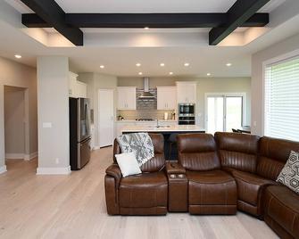 Family Getaway House - 6BR, Sleeps the Crew - Elkhorn - Sala de estar