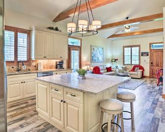 Cozy Valrico Home w/ Grill ~ 14 Mi to Tampa! - Valrico - Cocina