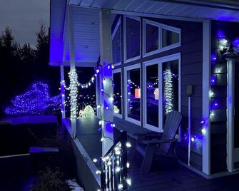 The Spectacular Rocky View Waterfront Cottage on South Shore of Lake Nipissing - Nipissing - Patio