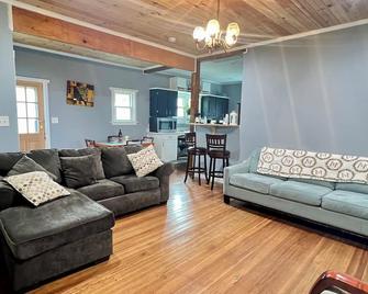 Riverside Home comfortable & cozy - Belmont - Living room