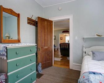 The Dock House - Next to the City Marina and blocks from the beach and downtown. - Ludington - Bedroom