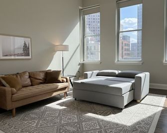 Downtown Luxury 2br Loft - Milwaukee - Living room