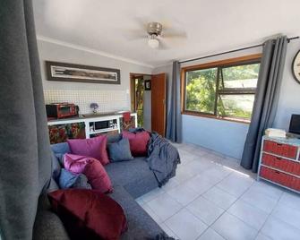 Tranquil Escape 1 Bedroom in Kuils River with WiFi & parking, 23km from Airport - Kuils River - Living room
