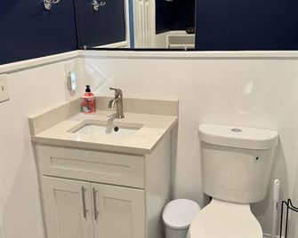 Charming studio apartment in lovely down town Salem with WiFi & Cable - Salem