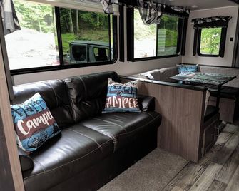 “Ah Private Hideout” with AC and Hot Tub in Buckhannon - 4 beds for a cozy stay - Buckhannon - Obývací pokoj