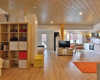 Nürtingen: spacious loft-style apartment between orchards and Neckar - Nürtingen - Wohnzimmer