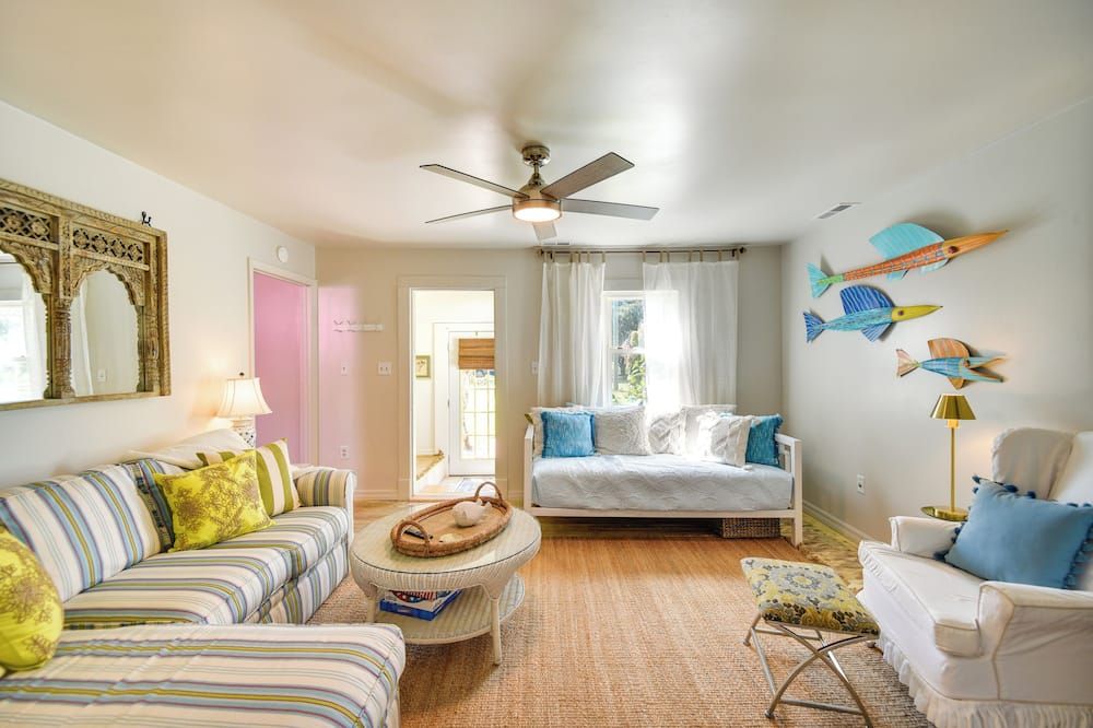 Bungalow w/ Large Yard: 8 Mi to Cape Charles Beach - Cape Charles - Sala de estar