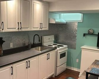 Kerry's Cozy home in welcoming Brampton with WiFi, AC - Brampton - Kitchen