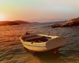 Ailouros summer hotel - Schoinousa - Outdoors view