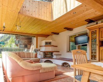 Ferienwohnung Bergaussicht - Mörtschach - Living room