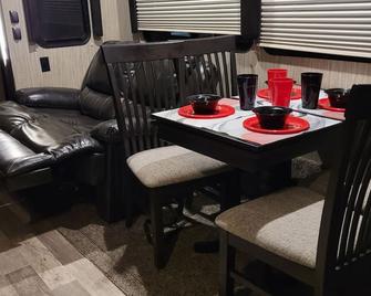 Fifth wheel/Toy hauler - Buckeye - Dining room