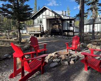 Cozy Fireside Cottage - Spoolmak Socialhouse - Nordegg - Patio