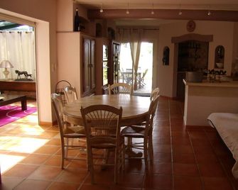 Provencal farmhouse in the countryside Arlesienne - Heated pool - Arles - Jídelna