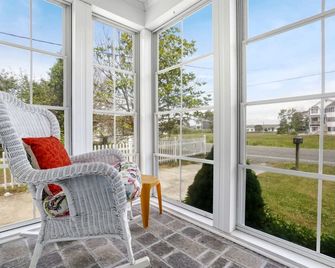 Cottage w Private Creek, Sunroom, Fire Pit, & WiFi - Chincoteague - Balcony