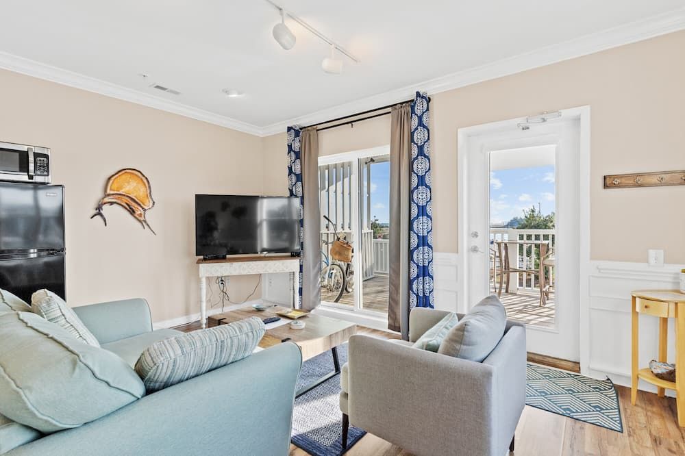 Waterfront #3 King/Studio 1br- Waterfront Downtown Southport-No Hidden Fees - Southport - Wohnzimmer