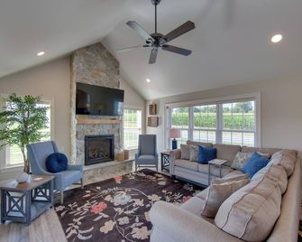 Patio And Yard Newly Built Retreat In Ro - Ronks - Living room