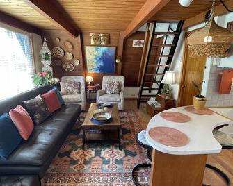 Gorgeous A-Frame by the Beach in Otter Rock, Oregon - Otter Rock - Pokój dzienny
