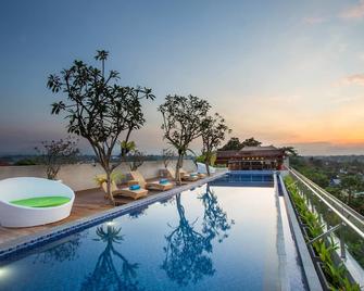 MaxOne Hotels at Ubud - Ubud - Bể bơi