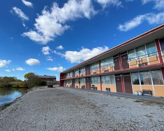 Innkeeper Motel Hamel - Hamel - Building