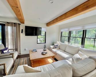 Amazing ocean views! High end beach house meets farmhouse. 1 min walk to beach - South Portland - Living room