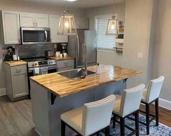 Centralized Charlotte Townhouse with Table Tennis - Charlotte - Cucina