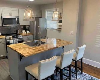 Centralized Charlotte Townhouse with Table Tennis - Charlotte - Küche