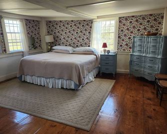 Lovely 4-bedroom farmhouse in Little Compton. Pet and family friendly. - Little Compton - Habitación