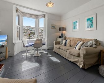 Limpet Cottage - Beautiful Space & Close To Town - Brixham - Living room
