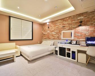 Changwon Myeongseo-Dong Hotel City Travel - Changwon - Bedroom