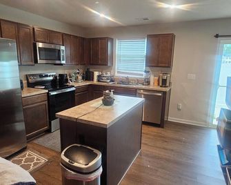 Charming 3-bedroom 2.5 bath townhome with WiFi and AC in Ruther Glen - Ruther Glen