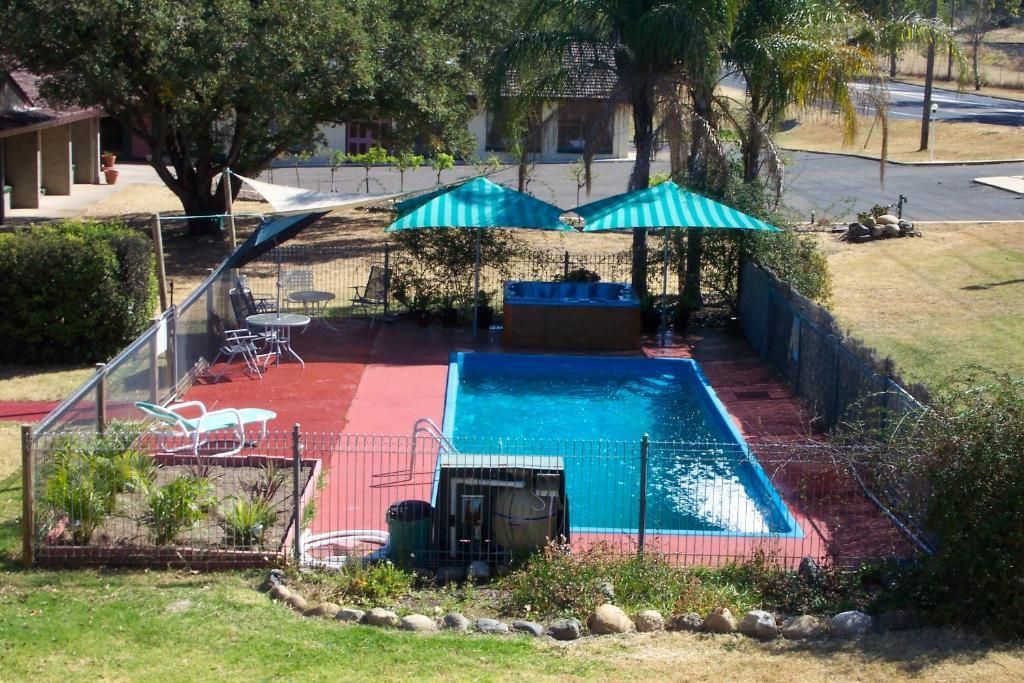 Colonial Inn Motel - טמוורת' - בריכה