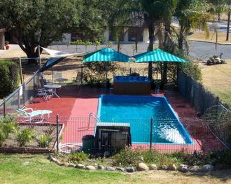 Colonial Inn Motel - טמוורת' - בריכה