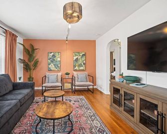 Charming 3-bedroom house with 5 beds, deck, fire pit, and BBQ, minutes from NRG - Oak Hill - Living room