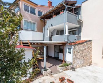 1 Bedroom Awesome Apartment In Liznjan - Liznjan - Building