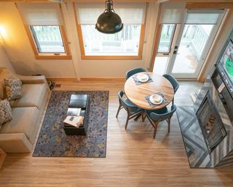 Cozy + Bright Mountain Cabin - Banff - Living room