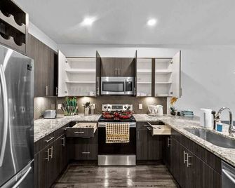 Apt 308 · Luxury Queen Suite/Pool |free Parking| Hwy121| Tpc - McKinney - Kitchen